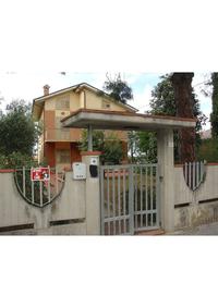 Appartamento al piano primo con sottotetto, porzione di...
