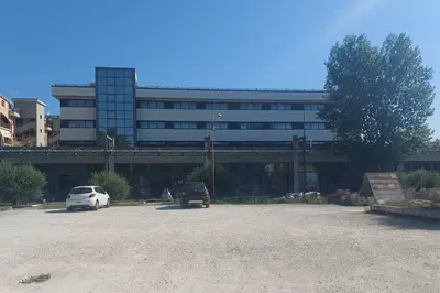 Edificio commerciale con show room e piazzale a Guidonia Montecelio (RM), frazione Marco Simone, via Palombarese al km 18,900. Prima periferia ben servita. Grande fabbricato su quattro piani oltre a lastrico solare. Accesso diretto dalla strada. Finiture e impianti idonei agli usi. Superficie commerciale di 4461 mq. Condizioni buone Per maggiori informazioni visitare il portale www.quimmo.it - Codice annuncio 21577