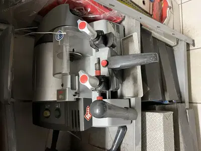 LIQUIDAZIONE GIUDIZIALE DI CHIMERA SRL - LOTTO 4: N. 2 macchine per duplicazione chiavi marca Silka, mola elettrica e relative rimanenze di chiavi 