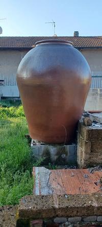 UN ORCIO RITENUTO DI TERRACOTTA COLOR MATTONE CEMENTATO...