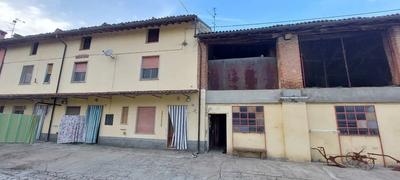 Casa padronale composta da sei locali al piano terra, al piano primo primo...