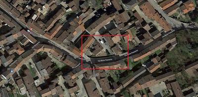 UNITÀ IMMOBILIARE composta da una porzione residenziale a due piani fuori terra a cui è annessa, in corpo unico, una parte destinata ad accessori; a questo corpo principale è annesso un sedime cortilizio in cui si trovano altre costruzioni pertinenziali (ripostigli, cantina, portici).
