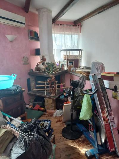 100% della piena proprietà dell'appartamento in Pomezia (RM), Via Tirso n. 59B, piano terra, interno 7, posto su due livelli, composto al piano terra da giardino e accesso al vano scala di collegamento; al piano primo da patio ingresso-soggiorno con angolo cottura, camera, bagno.