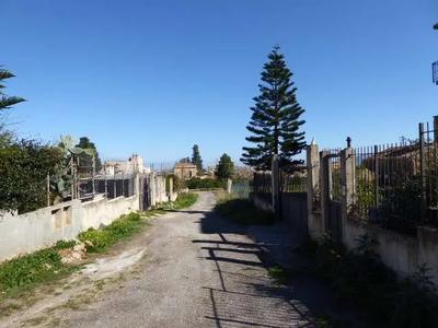  terreno agricolo sito in Palermo, Via Giulio Tenaglia n. 47 - località Ciaculli, con accesso da strada protetta da cancello carrabile metallico, identificato nel Catasto Terreni di Palermo  al foglio 103, particella 1924, qualità mandarineto, classe 1, superficie 06 are 56 ca, reddito dominicale € 32,52 - reddito agrario € 10,84