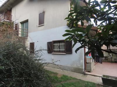Piena Proprietà. In Comune di BALLABIO (LC), nel complesso in Via Massimo d'Azeglio n. 12, costituito da tre fabbricati e più precisamente nel fabbricato "C", casa d'abitazione disposta su due livelli collegati tra loro tramite scala interna e composta da cucina/tinello e servizi al piano terra; camera, vano a disposizione (privo dei requisiti per essere considerato camera), bagno e balcone al piano primo; oltre a vano ad uso autorimessa doppio al piano interrato.