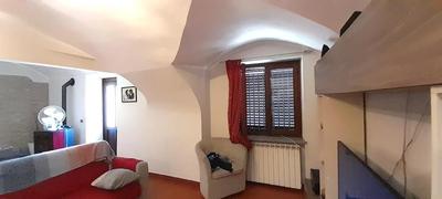 Fabbricato che si sviluppa su due piani fuori terra,...