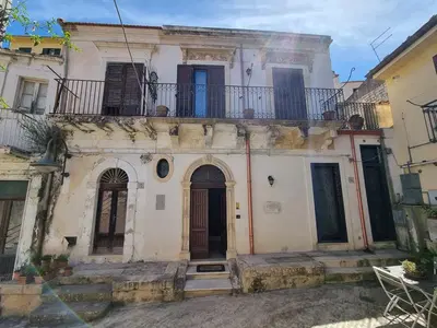 Immobile costituito catastalmente da due unità immobiliari, ma di fatto...