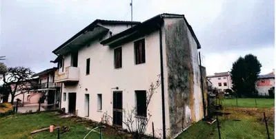 Abitazione che si eleva su due livelli di cui, piano terra, piano primo con area di pertinenza. L'immobile versa in uno stato di abbandono e privo di manutenzione. Il piano terra risulta quasi totalmente al grezzo; diversamente la scala che collega il piano terra con il piano primo e pure i locali camere risultano completi. Contrariamente il bagno posto sempre al piano primo, risulta parzialmente al grezzo. Libera. Difformità catastale, edilizie ed urbanistiche sanabili.
