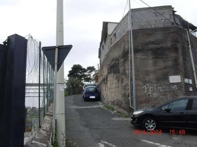 appartamento facente parte dell’edificio nel comune di Catania, Vicolo Montecassino 13 posto su due elevazioni (primo e secondo) e composto di due vani ed accessori al piano primo e cucina, accessori, annessa terrazza a livello al piano secondo e tetto di copertura, il tutto collegato mediante una scala interna.