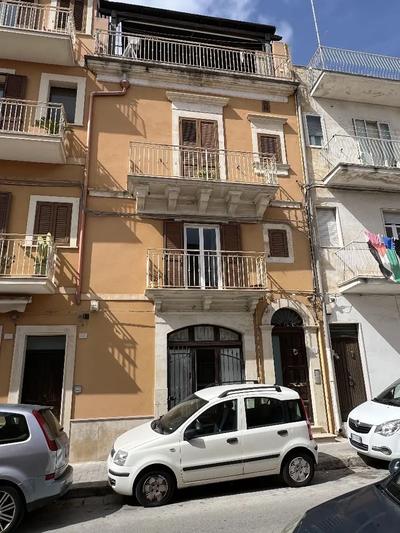 Immobile per civile abitazione non di lusso, costituito da un piano terra, facente parte di corpo di fabbrica costituito da un piano primo e secondo di proprietà della stessa ditta.