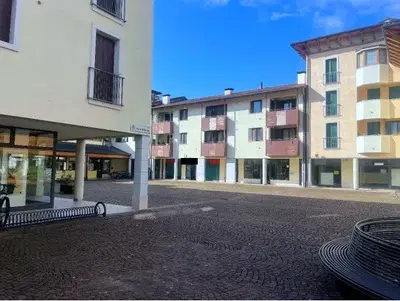 Negozio al piano terra facente parte del Blocco C - Scala C del complesso "Ex Coricama". Il Negozio è rappresentato da una area accessibile al pubblico e da una area privata per preparazione con celle frigorifere e anti-w.c. Completo di cabine enel (pro-quota). Porte in legno tamburato, uscita antipanico, finestre in alluminio con vetro singolo e pavimenti in ceramica. Riscontrata suddivisione del Negozio in due porzioni, regolarizzabile con Docfa. Risulta libero.