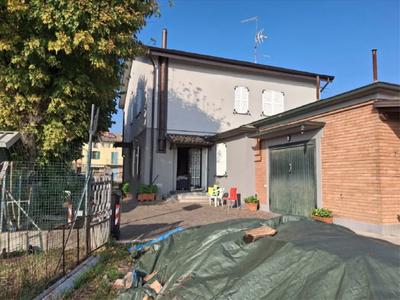 Piena proprieta' di appartamento posto al piano primo, composto da ingresso,...