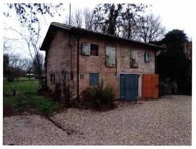 Piena proprietà su porzioni immobiliari ad uso ripostiglio su due piani fuori terra, site in Comune di Modena (MO), via Villanova 861, catastalmente così distribuite:- al piano terra: locali ripostiglio, disimpegno;- al piano primo: locali soffitta; Oltre all’area di pertinenza ed ai proporzionali diritti di comproprietà sulle parti comuni come per legge e provenienza.