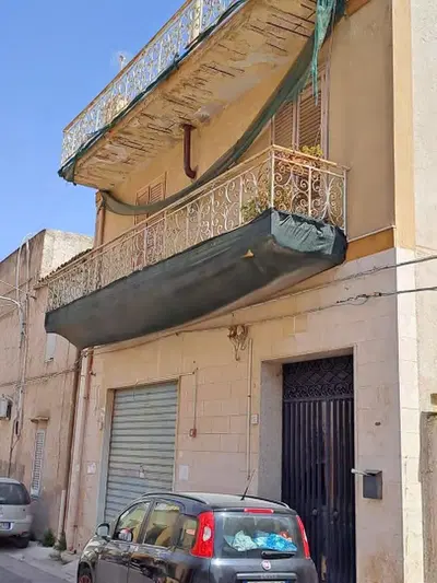 Piena proprietà della quota di 1/1 di un Fabbricato civile ubicato a Castelvetrano via Adua n. 3 su due elevazioni, identificato al N.C.E.U. - Fg.38, Part. 356, Sub.4, Categoria A/2. Dda un androne si accede all’appartamento al piano primo così composto: salone, disimpegno che collega tre vani adibiti, due a camere da letto, ed una pranzo, nonché ad un rip. ad un bagno ad un Wc., dal vano pranzo si accede alla cucina ed alla veranda. vi sono abusi meglio descritti in perizia.