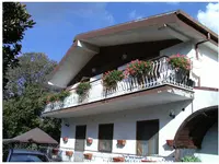 Appartamento su due piani composto da garage, due locali ripostiglio e locale tinello al piano seminterrato; ampio salone, cucina, due camere e due bagni al piano terra, oltre due balconi e area cortilizia.