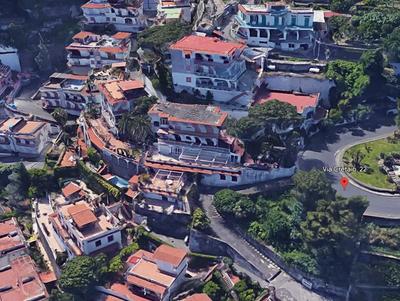 Piena ed intera proprietà di appartamento posto al piano terra del fabbricato, si compone di ampio salone, vano Cucina, di 4 vani letto, 2 vani W.C, WC1 e WC2, e di ampia terrazza panoramica.