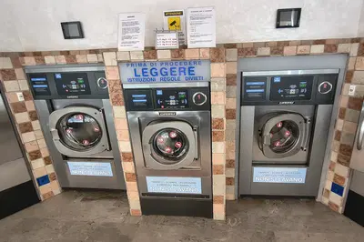 Lavatrici, asciugatrici e cassa automatica. L'aggiudicatario sarà tenuto - a sua cura e spese - allo smontaggio ed asporto, con obbligo di attrezzarsi in maniera adeguata, in modo da non arrecare danni all'immobile, alle cose in generale ed alle persone, con esenzione di ogni responsabilità - di qualisiasi genere e/o natura - a carico della procedura e dei suoi ausiliari.