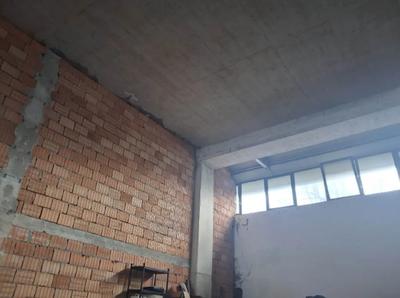 Diritti pari a 1/1 della piena proprietà su unità immobiliare ad uso artigianale/produttivo, posta al piano terra di un più ampio complesso produttivo situato lungo la S.R. 445 della Garfagnana, costituita da un ampio locale della superficie lorda di circa 900 mq, suddiviso di fatto in due porzioni e corredato da resede esclusiva di circa 150 mq, oltre ai proporzionali diritti sulle aree comuni del complesso. 