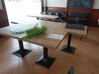 10 tavoli,5 panche,2 tavolini,sedie alte,17 sedie,...