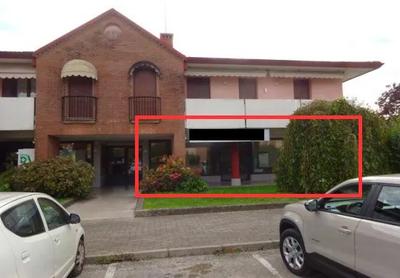 Trattasi di un’unità immobiliare ad uso negozio al piano terra con...
