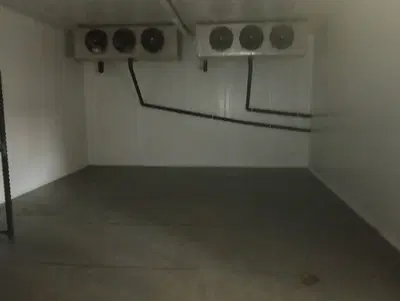 Cella frigorifera, casetta in legno, mobili da ufficio, computer e stampante...
