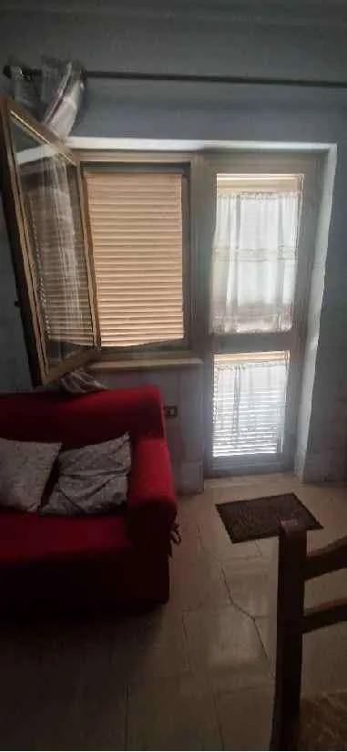 1) Unità immobiliare ad uso abitativo (già Lotto n. 1 perizia) composta da ingresso, soggiorno–salone, cucina, una camera da letto, bagno e disimpegno, oltre alla fruizione di parte della corte esterna (sub 1 BCNC) necessaria al corretto godimento della villetta. 2) Terreno edificabile (già Lotto n. 3 perizia) di mq 1.222.