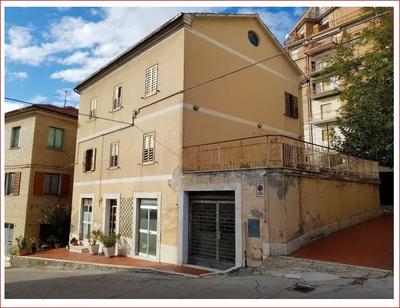 Negozio superficie commerciale di 18,00 mq. Comune di Montegranaro, foglio 18 particella 308, Sub 6 negozio, categoria C/1, di classe 3, consistenza 14 mq, superficie totale 19 mq. Piano T, Via Risorgimento 40, Rendita € 357,90; Comune di Montegranaro, foglio 18 particella 308, Sub 3, bene comune non censibile, partita speciale A corte comune a tutti i Sub; Comune di Montegranaro, foglio 18 particella 308, Sub 4, bene comune non censibile ai Sub 5-6-7-9, partita speciale A atrio piano terra