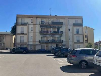 unità immobiliare costituita da un appartamento posto al piano secondo di un fabbricato condominiale, al civico 3/A di Via Castel Dei Guidi, Comune di Pistoia (PT). L’immobile risulta costituito da: Locale Ingresso-soggiorno-cucina; Disimpegno; Bagno; Camera; Studio; Terrazzo. Al piano interrato risulta annessa una cantina di circa 7,5 mq. Superficie convenzionale lorda totale  62,10 mq