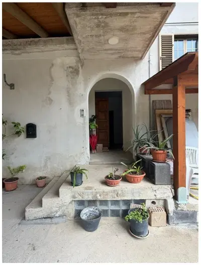 Appartamento ad uso abitativo ubicato al primo piano di un fabbricato di civile abitazione(vani 10) con annesso magazzino e deposito di mq 175 e porzione di area urbana di mq 154