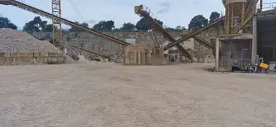 LOTTO UNICO: il lotto comprende il complesso aziendale avente ad oggetto l’attività estrattiva esercitata presso la cava sita nel comune di Priverno località Colle Mineroccio, Via Fascia snc, attualmente in affitto, senza canone, con scadenza il 30.09.2028, composto da beni mobili e terreni, licenze ed autorizzazioni amministrative, come descritti nella relazione di stima. Il complesso comprende: a) impianto di frantumazione e selezione per la lavorazione di roccia calcarea per la produzione