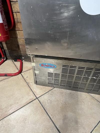 Banco frigo in acciaio fino a - 4 gradi con due ante, larghezza 1 metro e 20 per 80 centimetri, marca Infrico. Valore di € 400,00.