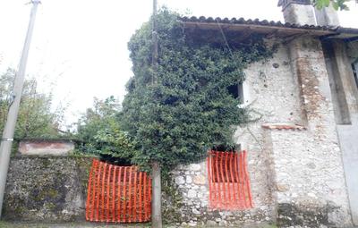 Fabbricato costituito da tre piani fuori terra: al piano...