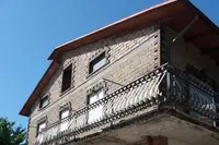 FABBRICATO SU TRE LIVELLI – UN APPARTAMENTO E DUE GARAGE...