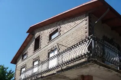 FABBRICATO SU TRE LIVELLI – UN APPARTAMENTO E DUE GARAGE A PIANO TERRA – DUE APPARTAMENTI AL PRIMO PIANO CON SOFFITTE – DUE ANNESSI ADIBITI A MAGAZZINO/RIMESSA ATTRESSI E CORTE PERTINENZIALE   