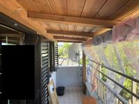 Appartamento ubicato al piano secondo di un fabbricato (rif. cat.: fg. 39, part. 255, sub.11) con accesso da scala interna a due rampe, comune agli immobili dei piani terra e primo. 