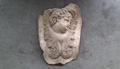 (Lotto n.10) - Scultura dichiarata in pietra di mare raffigurante angelo,...