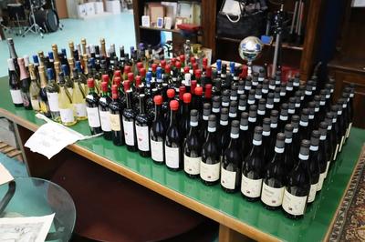 Lotto 1: n° 109 bottiglie di vino rosso, n° 46 bottiglie di vino bianco, per un totale di 155 bottiglie