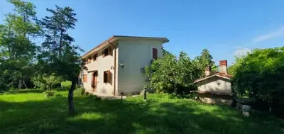 Villetta su due livelli, con locali accessori quali garage, cantina e "dependance", situata nella periferia del Comune di Ceprano. Si collega in pochi minuti, tramite strade a scorrimento, al centro cittadino. L'immobile ha due accessi carrabili e pedonali sulla corte parzialmente pavimentata e in parte adibita a giardino con piscina esterna in disuso e forno a legna in muratura. 