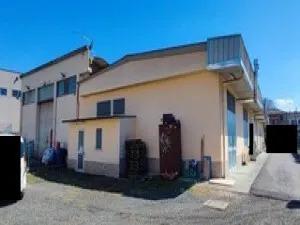 Piena proprietà di porzione di capannone industriale a uso artigianale sviluppato su un solo piano fuori terra di forma rettangolare composto di 3 unità immobiliari, in vendita è il sub. 5 situato verso sud/ovest. Costituito da vari e ampi locali, servizi con spogliatoi e relativi wc, vano uffici con annessi 2 wc. Sup. interna 585 mq. Terreno esclusivo utilizzato come piazzale (734 mq) e una costruzione ad uso magazzino su 2 piani (21 mq). Occupato senza valido contratto opponibile alla Proced.