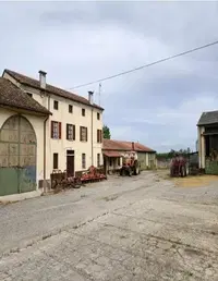 Piena proprietà di quattro fabbricati civili,...