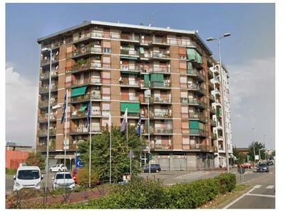appartamento ad uso abitazione, posto al piano ottavo (accessibile con scala e ascensore), composto da entrata con ripostiglio, soggiorno, cucina abitabile, due camere, ampio terrazzo, balcone e servizio, oltre cantina al piano cantinato