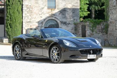 autovettura trasporto persone marca Ferrari modello California 4.3 