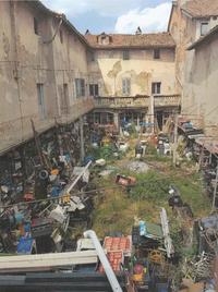 Tre posti auto esterni all'interno di cortile. 