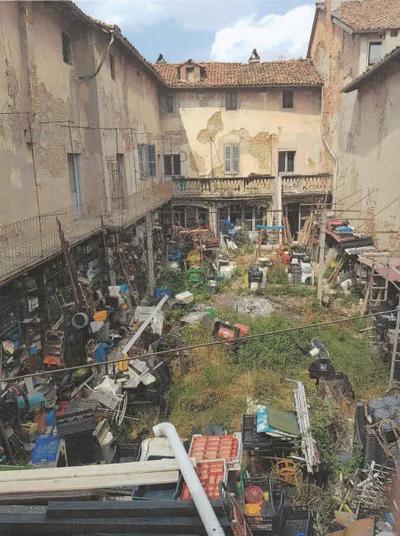 Tre posti auto esterni all'interno di cortile. 