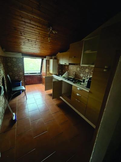 Alloggio mansardato, ubicato al piano quarto fuori terra (sottotetto),...