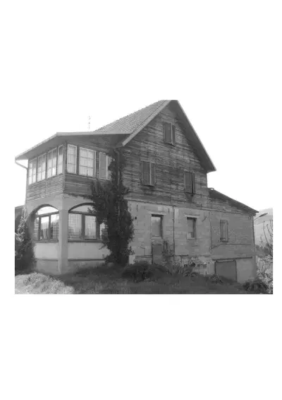 Piena proprietà dei seguenti immobili siti in Acquapendente (VT) in loc. Piana del Marsante: Casale di civile abitazione classe A/2 vani 15,5 sup catast mq. 4005 capannoni ad uso agricolo categ. D/10 (con destinazione “fabbricati con funzioni produttive connesse alle attività agricole”)Gli immobili di cui ai sub 1 e 2 hanno in comune una corte di pertinenza della superficie di Ha 2.10.52. Terreni agricoli variamente coltivati della superficie complessiva di Ha 34.34.38