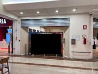 Negozio al piano primo in centro commerciale sito a...