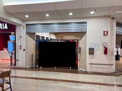 Negozio al piano primo in centro commerciale sito a...