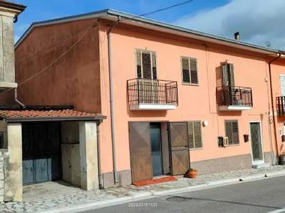 Intera proprietà di un edificio a destinazione residenziale sito in Guardia...