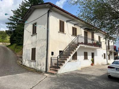 Bene 1 - Fabbricato civile ubicato a Monte San Giovanni Campano (FR) - via Arasciarra  composto da due unità distinte al piano T e piano I°L’immobile risulta in parte (I° piano) oggetto di contratto di locazione opponibile alla procedura al canone di euro 200,00 mensili (2.400,00 annuali) con durata dal 01.08.2020 al 31.07.24 rinnovato automaticamente sino al 31.07.28. Bene 2 - Terreno agricolo di circa 680 mq, distante circa 15 m dal bene n.1